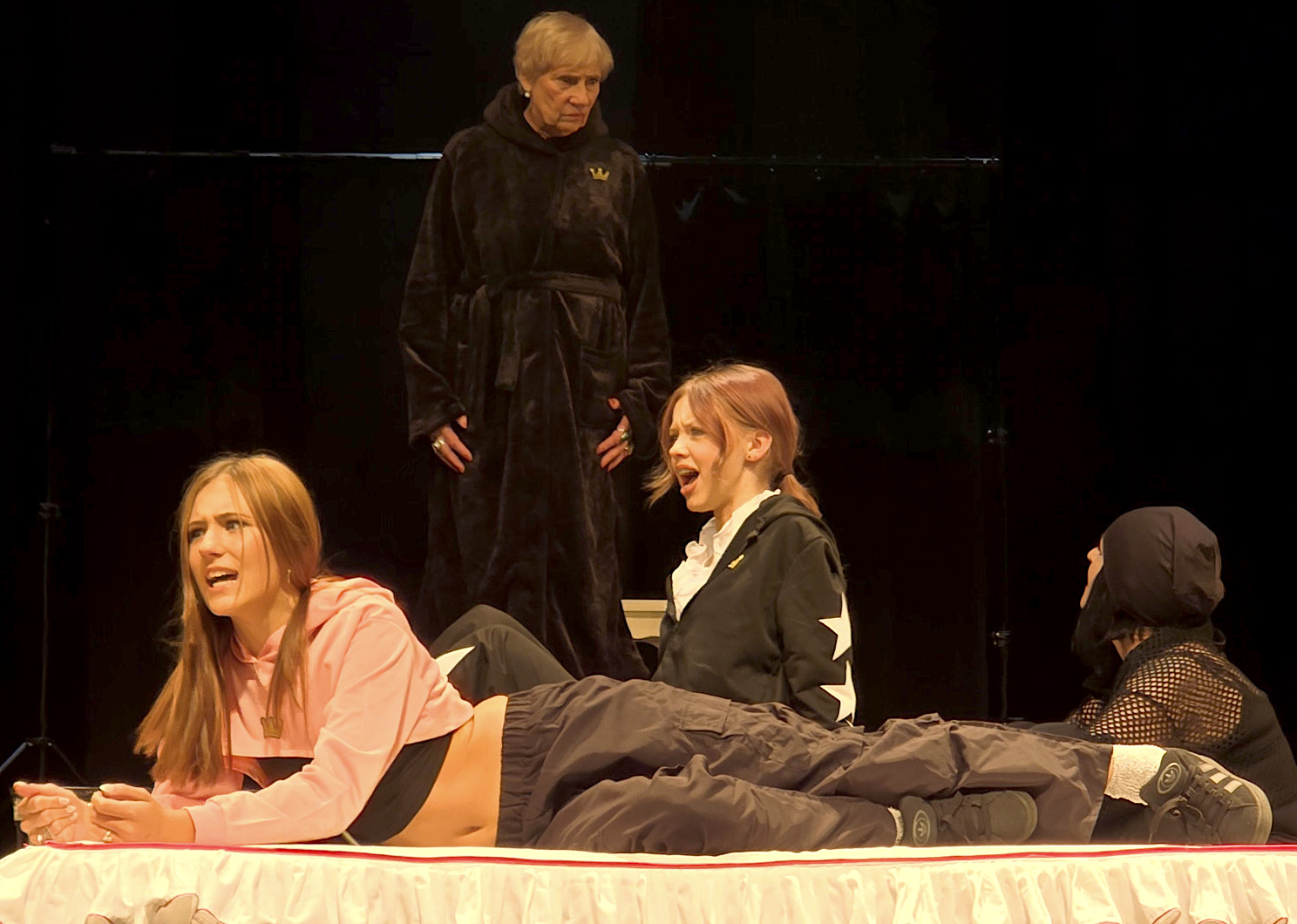 Skats no Latviešu teātra Īrijā “Sliedes” izrādes “Princešu modināšana” (rež. Sandra Bondarevska) // Publicitātes foto